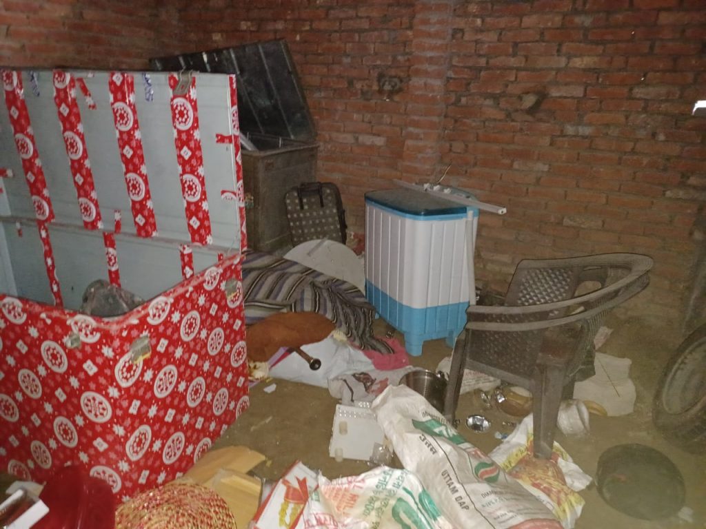 एक रात में ही आधा दर्जन गाड़ी की बैट्ररी चोरी 1 WhatsApp Image 2023 03 21 at 21.03.12
