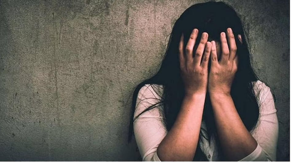 एक महिला ने युवक पर गंभीर आरोप लगाते हुए पुलिस को तहरीर दिया है। थाने की पुलिस ने जब कोई कार्रवाई नहीं किया। पीड़ित महिला ने एसपी से न्याय की गुहार लगाई है। 1 1 1