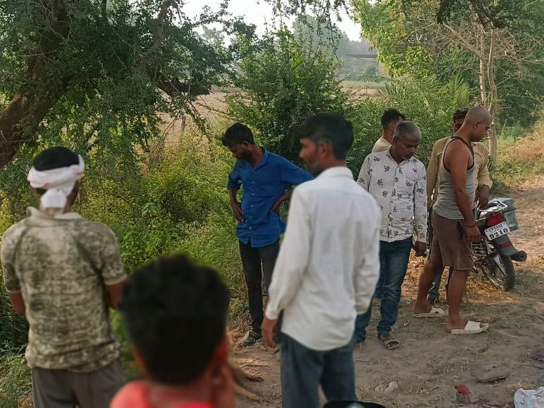 गोंडा में टेंपो से टकराकर हिरण की मौत:सड़क पार करते समय चपेट में आया, वन विभाग की टीम ने ग्रामीणों की मदद से किया संस्कार 1 IMG 20230428 192653 486