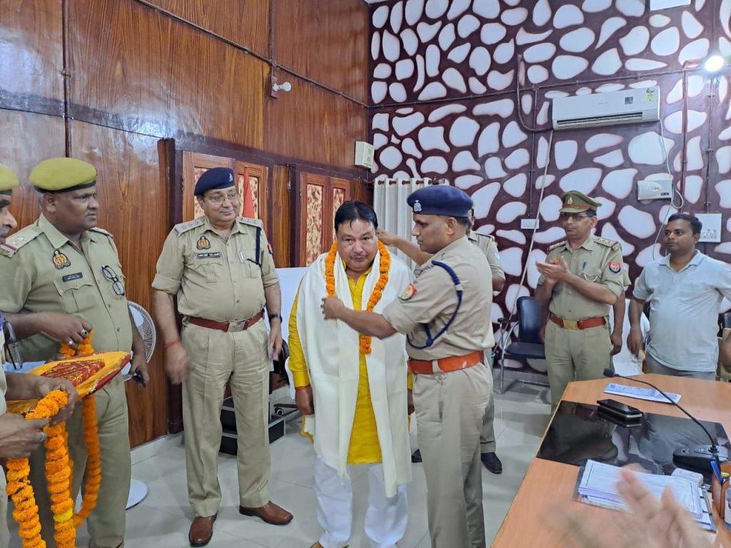 सेवा पूर्ण करने पर दरोगा जी हुए सेवानिवृत्त 1 IMG 20230430 183456 323