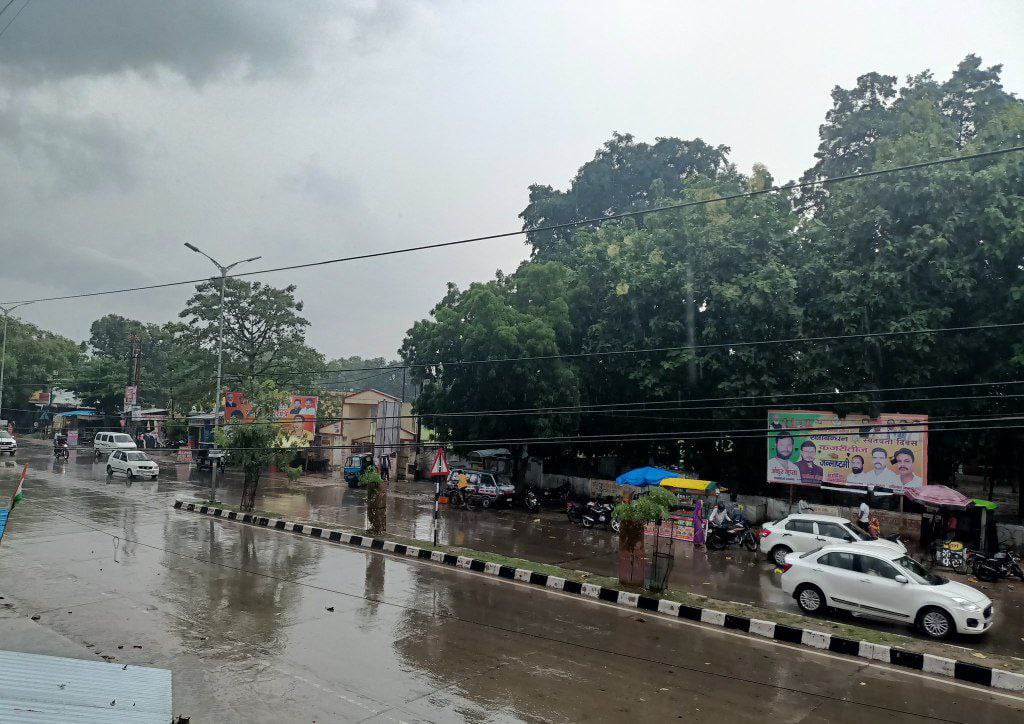 गोण्डा में बूंदाबांदी से मौसम हुआ खुशनुमा, गर्मी से मिली राहत 1 IMG 20230430 190137 271