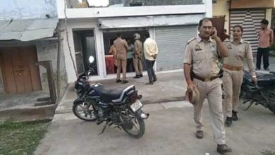 शराब की दुकान खुलने से लोगों में आक्रोश, हुआ हंगामा।पुलिस ने सूझबूझ से मामले को कराया शांत 10 WhatsApp Image 2023 04 03 at 19.12.27