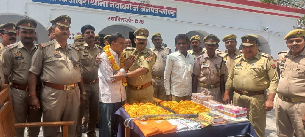 थानें में कार्यरत होमगार्ड भरतलाल पांडेय तथा भगवत यादव के सेवानिवृत्त होने पर उन्हें परिसर में समारोह पूर्वक विदाई दी 1 WhatsApp Image 2023 04 04 at 18.27.23