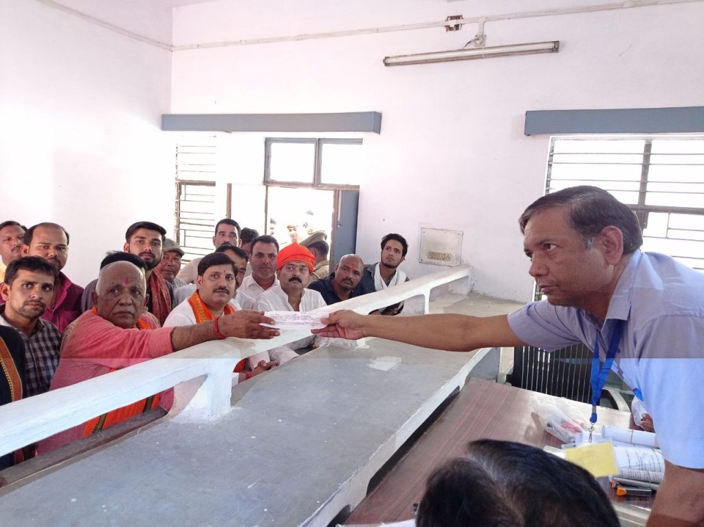 गोंडा जनपद में नगर पंचायत परसपुर से भाजपा के वासुदेव सिंह ने नामांकन किया 1 photo1681735792