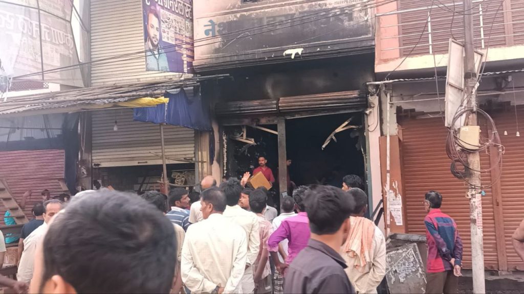 दवा की थोक दुकान में लगी आग, करोड़ों का हुआ नुकसान 1 photo1681995776