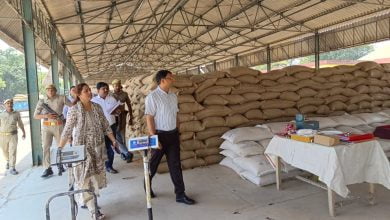 डीएम ने नवीन गल्ला मंडी पहुंचकर गेहूं खरीद का लिये जायजा 2 photo1682423883 1