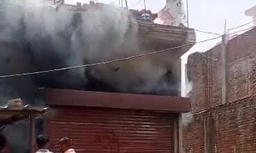 गोण्डा में कॉस्मेटिक सामान के गोदाम में लगी आग, लाखों के प्रोडक्ट जलकर हुए राख 13 1111