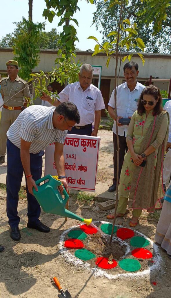जापान से आई टीम ने गोंडा में मनाया पर्यावरण दिवस, पेंटिंग कम्पटीशन का आयोजन, जिले के 1 हजार जगहों पर किया गया पौधारोपण 5 IMG 20230605 222623 987