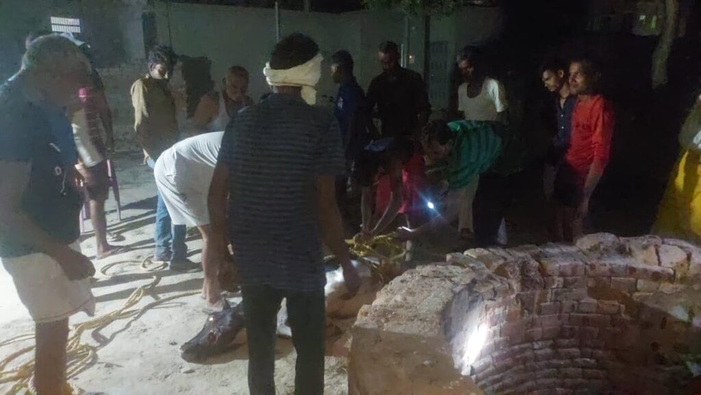 कुएं में गिरे बछड़े का रेस्कीयू कर ग्रामीणों ने बचाई जान 1 WhatsApp Image 2023 06 05 at 16.58.47