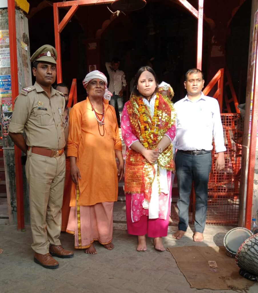 गोंडा जिलाधिकारी नेहा शर्मा ने दोपहर बाद मां बाराही धाम पहुंची और विधिवत दर्शन पूजन किया 1 WhatsApp Image 2023 06 17 at 16.06.42