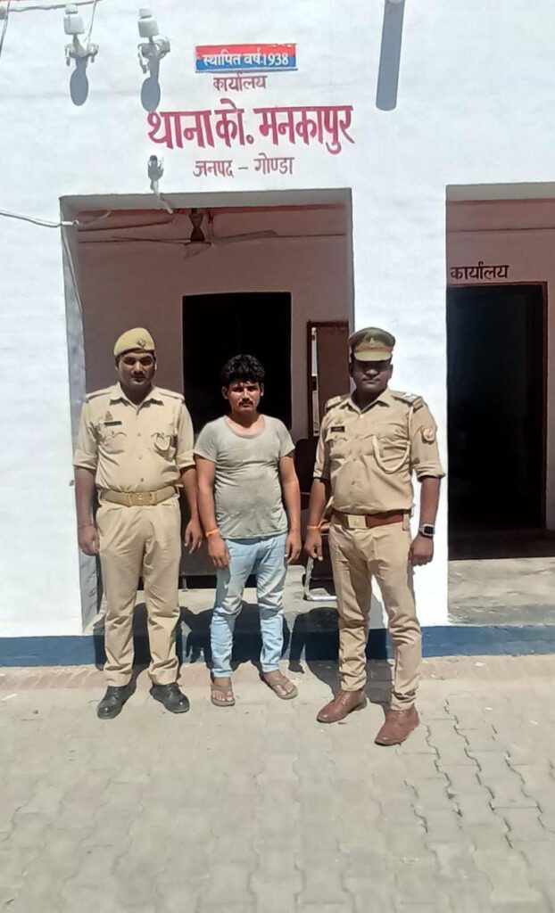 मनकापुर में दो बोटा लकड़ी बरामद, एक गिरफ्तार 1 photo1685884098