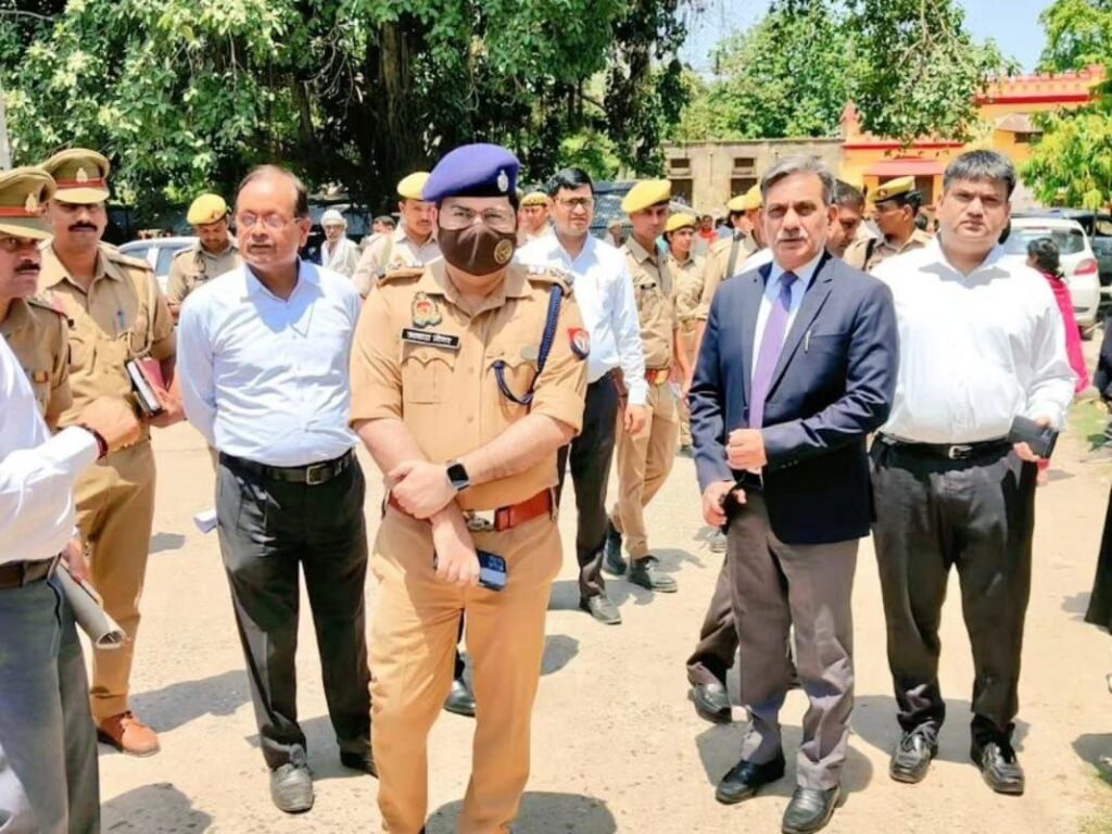 गोंडा न्यायालय की बढ़ाई गई सुरक्षा, जिला जज और एसपी ने न्यायालय का किया निरीक्षण 6 photo1686224253 1