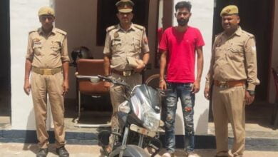 चोरी की बाइक लेकर भाग रहे युवक को पुलिस ने दबोचा 2 photo1686320410