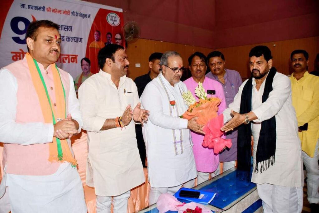 गोंडा में सांसद बृजभूषण का बयान, प्रदेश अध्यक्ष से कहा- लोकसभा चुनाव में देवीपाटन मंडल की सभी सीटों पर भाजपा का झंडा लहराएगा 1 photo1686396205