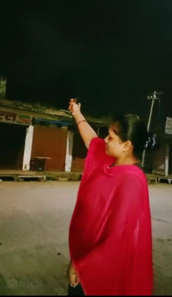 गोण्डा में पूर्व चेयरमैन प्रत्याशी की हवाई फायरिंग, पिस्टल से चलाई गोली, राइफल से चचेरे भाई ने की फायरिंग 1 photo1687088668