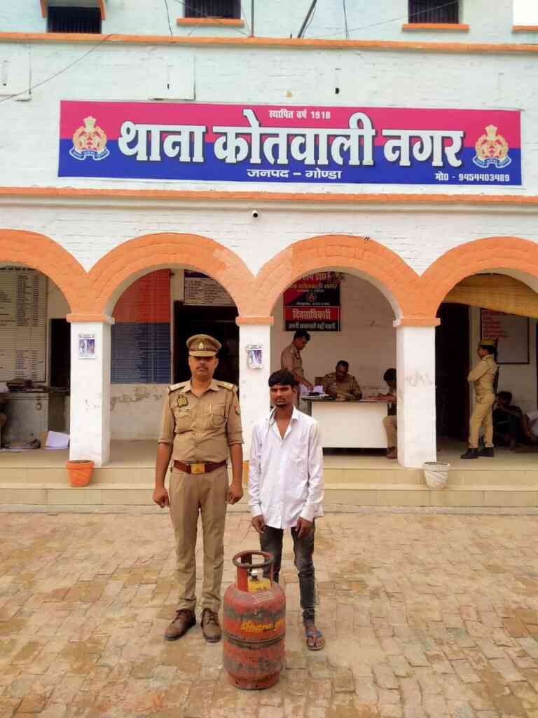 गोंडा में घर से गैस सिलेंडर चोरी करने का आरोपी गिरफ्तार 1 photo1687521219