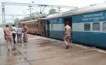 पहिए से धुंआ निकलने के कारण बभनान रेलवे स्टेशन पर 32 मिनट रुकी रही ट्रेन 25 photo1688215826