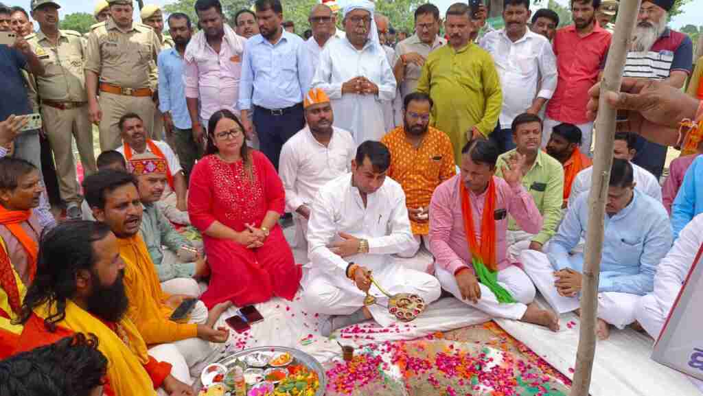 गोंडा में राज्यमंत्री सोमेंद्र तोमर ने वृक्षारोपण महाअभियान-2023 वन महोत्सव का किया शुभारंभ 1 photo1690009279