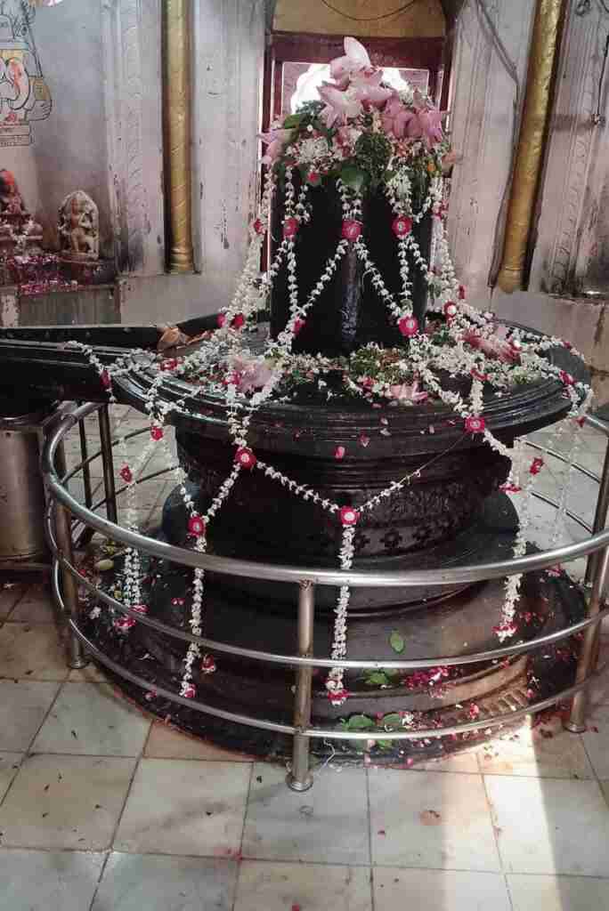 गोंडा के पृथ्वीनाथ मंदिर में रात एक बजे से जलाभिषेक को लगी भक्तों की भीड़ 1 photo1690805493