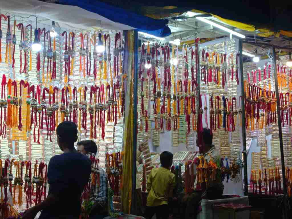 रक्षाबंधन को लेकर गोंडा के बाजार हुए गुलजार, खरीदारी के लिए बाजारों में सुबह से दिखी भीड़ 1 IMG 20230829 220114 564