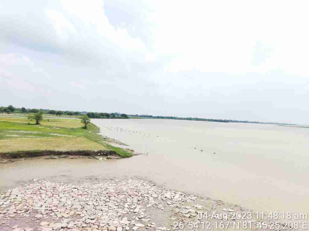 सरयू नदी में उतार-चढ़ाव का दौर एक महीने से 1 WhatsApp Image 2023 08 04 at 17.34.54