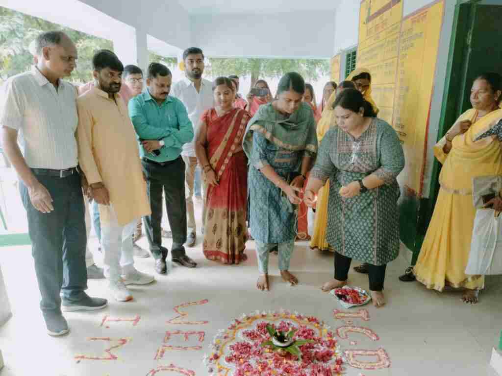 मिशन इंद्रधनुष 5.0 का सीडीओ ने औपचारिक उद्घाटन कर किया शुभारंभ, बताया टीकाकरण के फायदे 1 WhatsApp Image 2023 08 08 at 08.54.44
