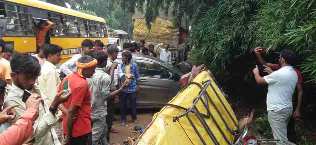 कार और बैट्री रिक्शा में हुई, आमने सामने टक्कर आधा दर्जन घायल 1 WhatsApp Image 2023 08 14 at 17.15.14
