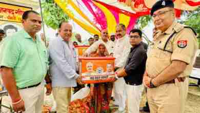 बाढ़ पीड़ितों को मिला बाढ़ राहत सामग्री, विधायक तरबगंज, एडीएम, एसडीएम ने वितरित किया बाढ़ राहत किट 1 photo 2023 08 12 17 22 12