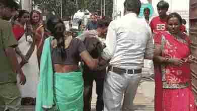 गोंडा जिला अस्पताल के गेट पर हुई डिलीवरी, पति आधे घंटे स्ट्रेचर मांगता रहा, लेकिन कोई नहीं आया 1 photo 2023 08 16 13 26 42