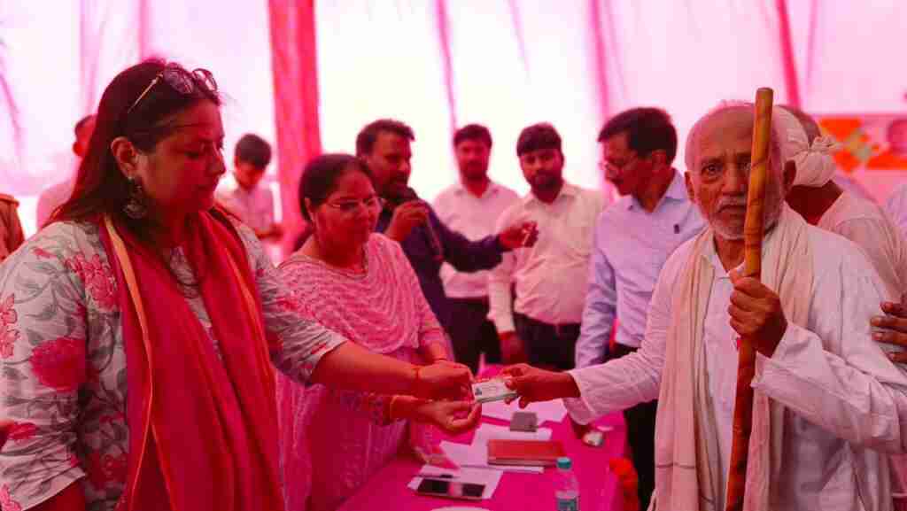 गोंडा के कई गांवों में ग्राम चौपाल का आयोजन, डीएम नेहा शर्मा ने सुनीं ग्रामीणों की समस्याएं 40 photo 2023 08 18 19 50 12