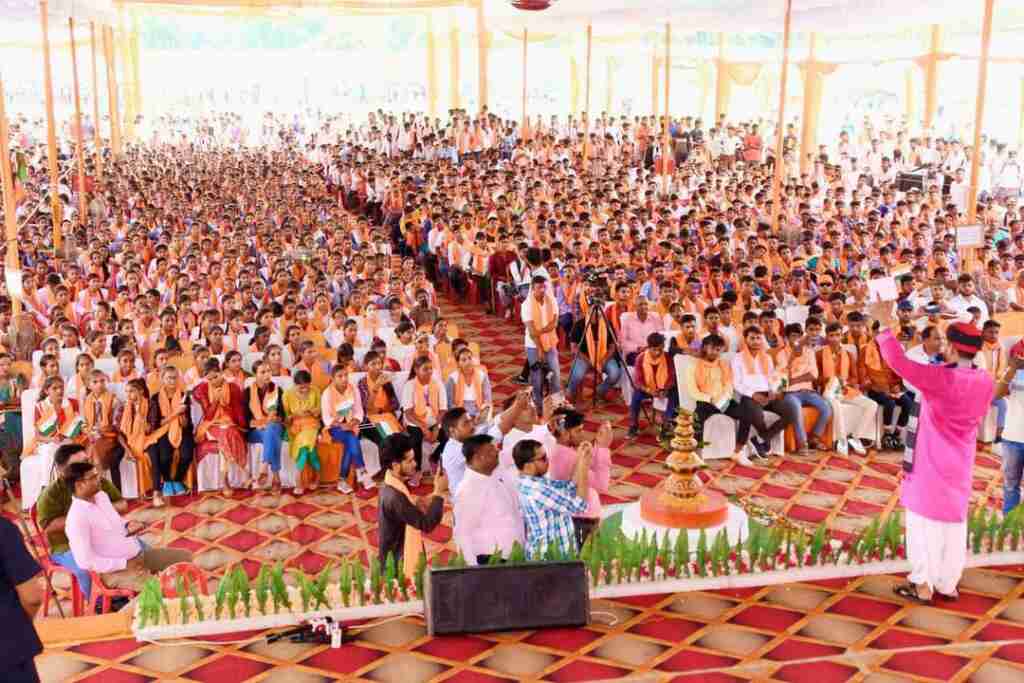 गोंडा में सांसद बृजभूषण शरण सिंह ने प्रतिभा सम्मान समारोह मे छात्र छात्राओ को किया सम्मानित 1 photo 2023 08 19 17 31 39