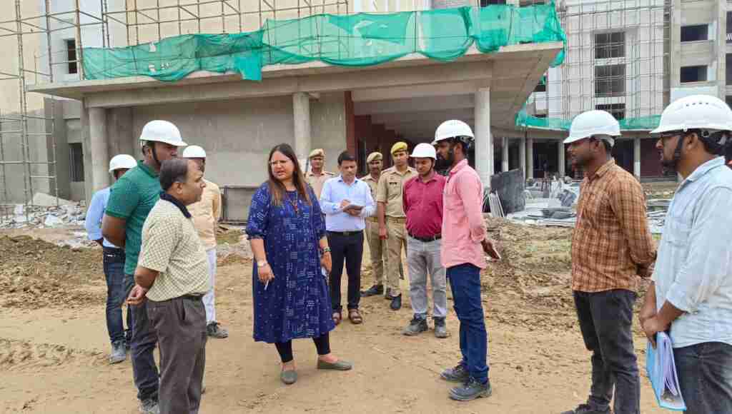 डीएम नेहा शर्मा ने किया निर्माणाधीन मेडिकल कॉलेज का औचक निरीक्षण, दिए जरूरी निर्देश 1 photo 2023 08 21 17 51 35
