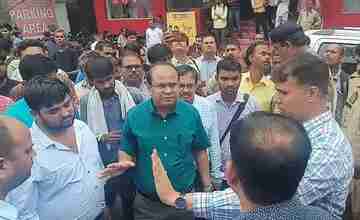 गोंडा में रोडवेज कर्मचारियों ने नगर कोतवाल पर लगाया अभद्रता करने का आरोप, रोड जाम कर किया प्रदर्शन 6 photo 2023 08 25 17 06 54