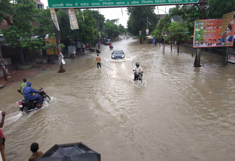बाराबंकी में भारी बारिश से सड़क, मोहल्ले डूबे, रेलवे ट्रैक पर भरा पानी 1 photo 2023 09 11 16 59 23