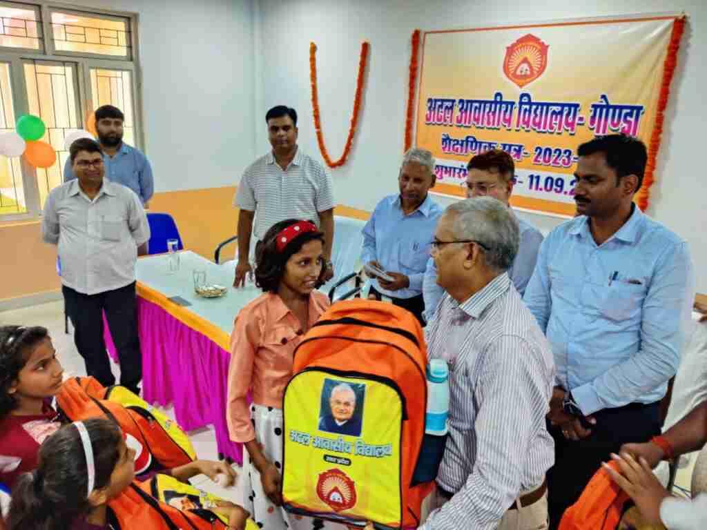 अटल आवासीय विद्यालय सिसवा मनकापुर के शैक्षणिक सत्र का मंडलाआयुक्त ने किया शुभारम्भ 1 photo 2023 09 11 16 59 48 Copy