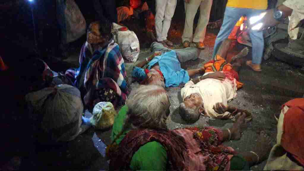 गोंडा में सड़क हादसे में दो की मौत, सात घायल, डीसीएम-ट्रक के ओवरटेक करने पर चपेट में आया टेंपो 1 photo 2023 09 13 15 31 21