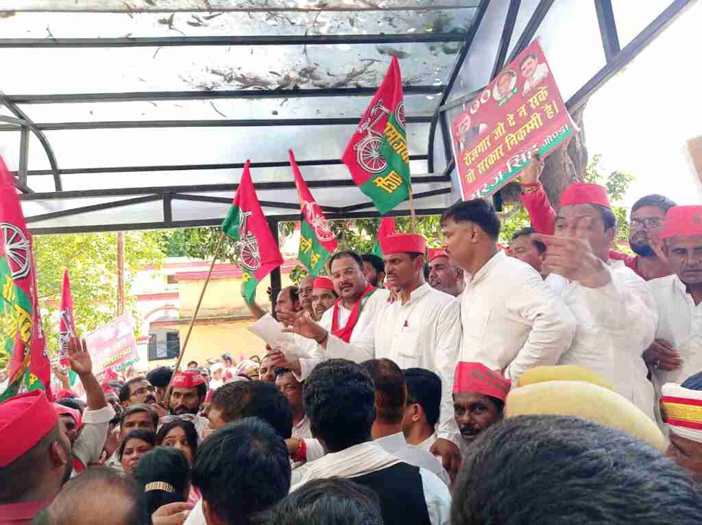 गोंडा में विश्वविद्यालय समेत कई मामले पर सपाइयों का सड़क पर प्रदर्शन, डीएम को सौंपा ज्ञापन 1 photo 2023 09 21 17 12 34