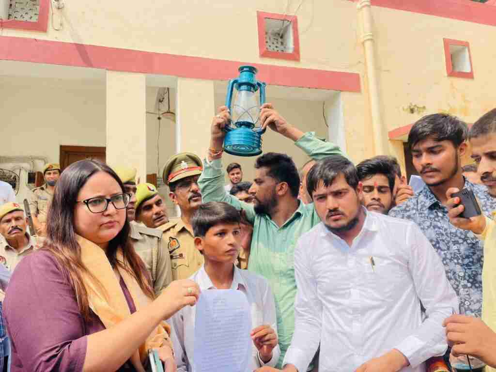 गोंडा में लालटेन लेकर ज्ञापन देने पहुंचे छात्र, कार्यालय से निकलीं DM तो पैरों में गिरे छात्र 3 photo 2023 09 29 21 11 01