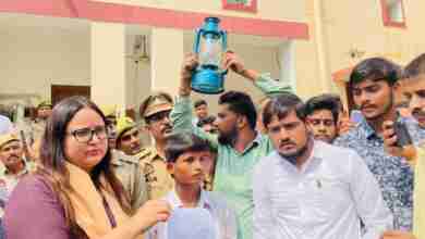 गोंडा में लालटेन लेकर ज्ञापन देने पहुंचे छात्र, कार्यालय से निकलीं DM तो पैरों में गिरे छात्र 1 photo 2023 09 29 21 11 01