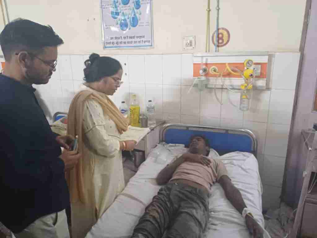 गोंडा में निर्माणधीन मकान की छत गिरने से एक मजदूर की मौत, 3 मजदूर घायल 4 WhatsApp Image 2023 10 10 at 23.29.41 68847327