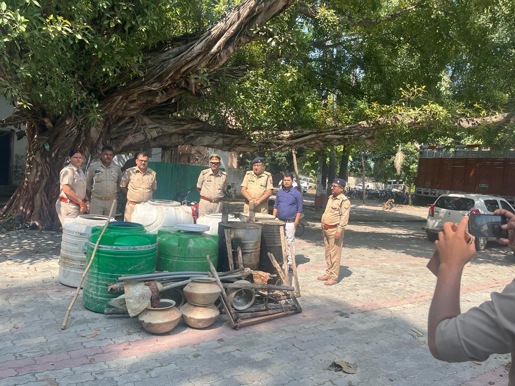 गोंडा में अवैध कच्ची शराब की छापेमारी में 60 लीटर अवैध कच्ची शराब के साथ दो गिरफ्तार 1 WhatsApp Image 2023 10 18 at 23.22.13 37cba91c
