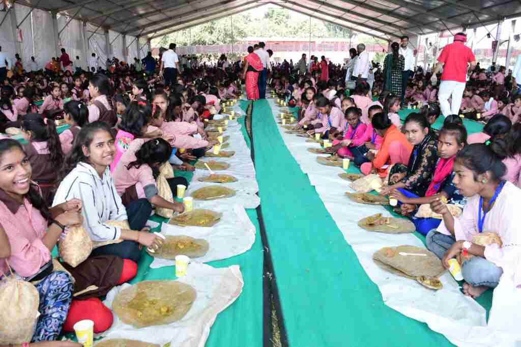 गोण्डा ने रचा इतिहास, 11000 कन्याओं का हुआ कन्या पूजन, बना विश्व रिकॉर्ड 8 WhatsApp Image 2023 10 22 at 17.49.42 1bd102a6