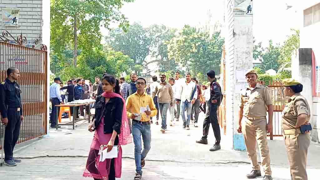 गोंडा के 30 परीक्षा केंद्रों पर हुआ PET एग्जाम, सेंटर्स के बाहर रही कड़ी सुरक्षा व्यवस्था 1 WhatsApp Image 2023 10 28 at 16.59.04 3f83ff8f