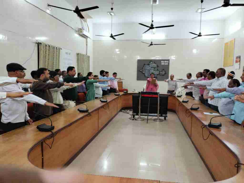 गोंडा में कलेक्ट्रेट कर्मियों ने सरदार पटेल को दी श्रद्धांजलि सीडीओ ने कर्मचारियों को दिलाई एकता की शपथ 1 WhatsApp Image 2023 10 31 at 17.51.16 b72eac8e