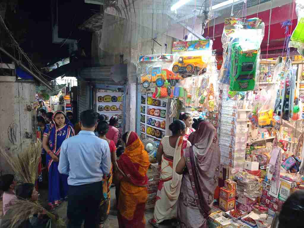 गोंडा में करवा चौथ को लेकर सुहागिनों में जबरदस्त उत्साह, बाजार हुए गुलजार 1 WhatsApp Image 2023 10 31 at 19.43.42 f4058782