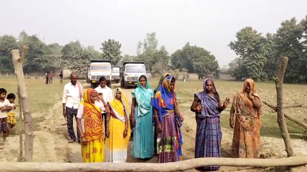 गोंडा के गज्जूपुरवा में खनन से खफा ग्रामीणों ने किया प्रदर्शन 1 Untitled design 2