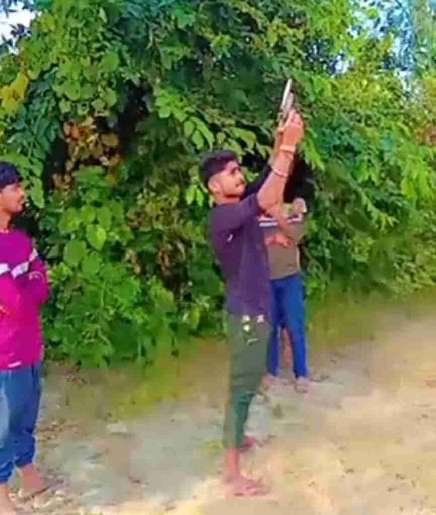 गोंडा में तमंचा लेकर लड़कों को दी ट्रेनिंग, बताया कैसे करते हैं फायर, पुलिस तलाश में जुटी 1 WhatsApp Image 2023 11 04 at 08.46.46 34d30f07