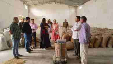 डीएम नेहा शर्मा ने धान क्रय केंद्र का किया औचक निरीक्षण, व्यवस्थाओं को दुरुस्त करने के दिए निर्देश 4 WhatsApp Image 2023 11 04 at 16.23.18 50959599