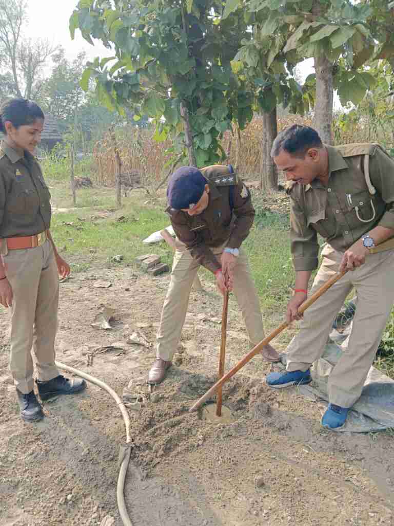 गोंडा में अवैध कच्ची शराब की छापेमारी में 41 लीटर अवैध कच्ची शराब के साथ 3 अभियोग पंजीकृत 1 WhatsApp Image 2023 11 06 at 19.15.48 d92510f7