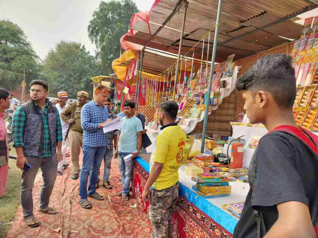 दीपावली को लेकर गोंडा के बाजार हुए गुलजार, खरीददारों की लगी भीड़ 1 WhatsApp Image 2023 11 11 at 16.21.36 e557d1ed